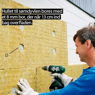 Facadeisolering: Sømdyvlerne sættes på Facadeisolering: Sømdyvlerne sættes på afhængigt af, hvad væggen består af, og hvor udsat huset ligger